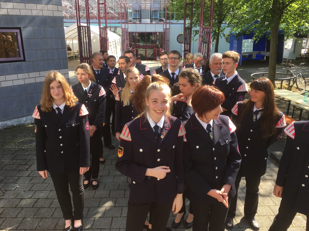 SZ-HM2017-Warten-auf-Siegerehrung